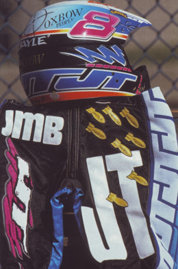 La deuxième déco de casque que JMB portait lors de cette saison et le pantalon avec les scuds correspondant à ses victoires